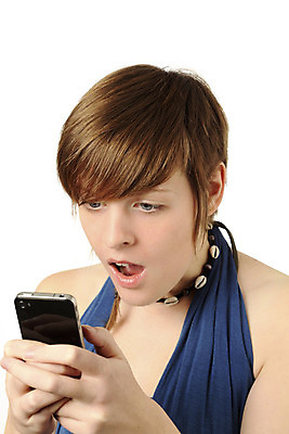 포토 JPG 해외이미지 백인 1 라이프스타일 여자 행복 인터넷 텍스트 통신 모바일 세포 한명 사람 성인 스마트폰 흰색 표현 잡기 메시지 스마트 소통 고립 문자메시지 해외202004 해외포토 서양인 감정 컬러 컨셉 모션 생활 핸드폰 스마트기기 파일형식 이미지허브