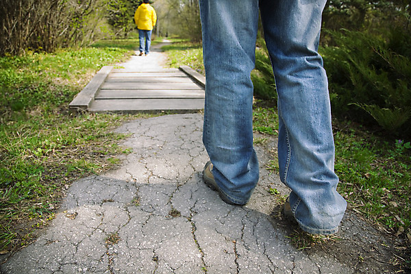 포토 JPG 해외이미지 라이프스타일 공원 신발 잎 자연 사람 사람없음 야외 목재 초록색 여름 파란색 걷기 봄 산책 청바지 땅 단계 방법 해외202004 해외포토 나무 식물 계절 공공시설 컬러 재료 바지 모션 휴식 생활 생태계 파일형식 이미지허브