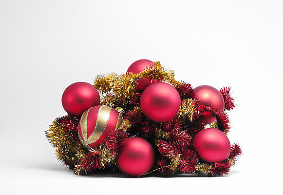 포토 JPG 해외이미지 크리스마스장식 크리스마스 실내 사람없음 빨간색 장식볼 오브젝트 흰배경 오너먼트 해외202004 해외포토 기념일 컬러 백그라운드 내부 장식 흰색 파일형식 이미지허브