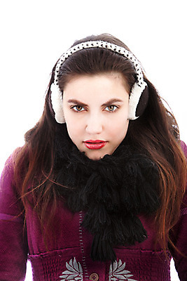 포토 JPG 해외이미지 백인 1 응시 옷 여자 얼굴 겨울 갈색머리 따뜻함 표정 한명 청년 성인 냉동 추위 흰색 스웨터 싱글 귀 해외202004 해외포토 서양인 헤어스타일 시선 계절 컬러 상의 사람 신체부위 파일형식 이미지허브