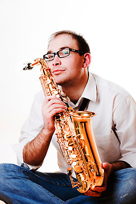 포토 JPG 해외이미지 남자 음악 실내 한명 들기 앉기 상반신 성인 앞모습 색소폰 흰배경 성인남자한명만 안경낌 해외202004 해외포토 1 안경 뷰포인트 백그라운드 모션 문화예술 사람 내부 흰색 목관악기 남자한명만 성인남자만 파일형식 이미지허브
