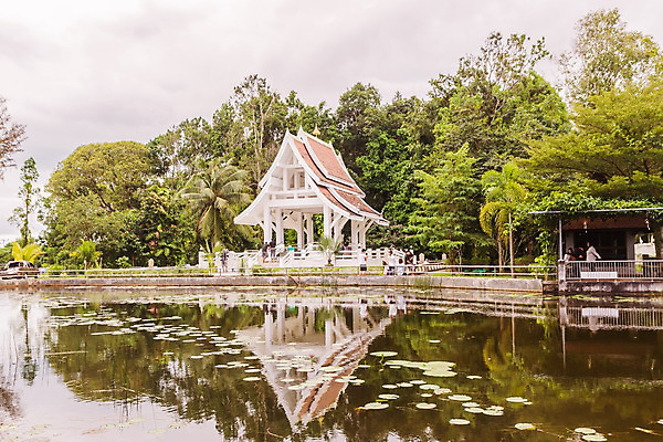 포토 JPG 해외이미지 전통 디자인 아시아 종교 문화 조각 여행 불교 건축양식 태국 하늘 미술 동양인 풍경 사람없음 장식 반사 교회 거울 흰색 죽음 연못 사찰 정교 푸켓 스타일 해외202004 해외포토 건축 나라 컬러 종교건축 문화예술 인종 파일형식 이미지허브