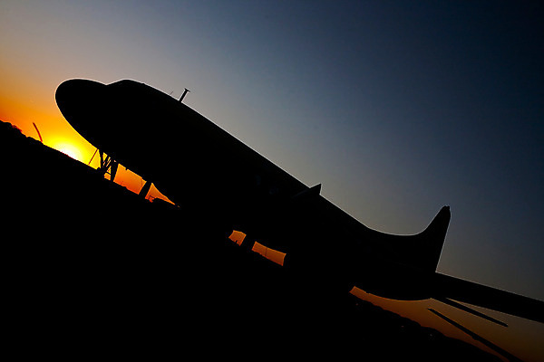 포토 JPG 해외이미지 실루엣 비행기 사람없음 일몰 항공 프로펠러 각도 스카이라인 해외202004 해외포토 항공교통 대중교통 촬영기법 노을 파일형식 이미지허브