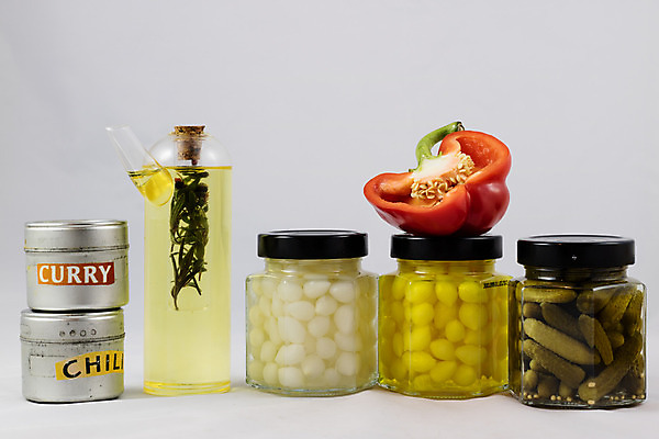 포토 JPG 해외이미지 유리병 파프리카 실내 사람없음 올리브오일 흰배경 피클 카레 락교 칠리 미니오이 해외202004 해외포토 음식 백그라운드 채소 병_용기 오이 내부 흰색 기름_음식 절임 염교 파일형식 이미지허브