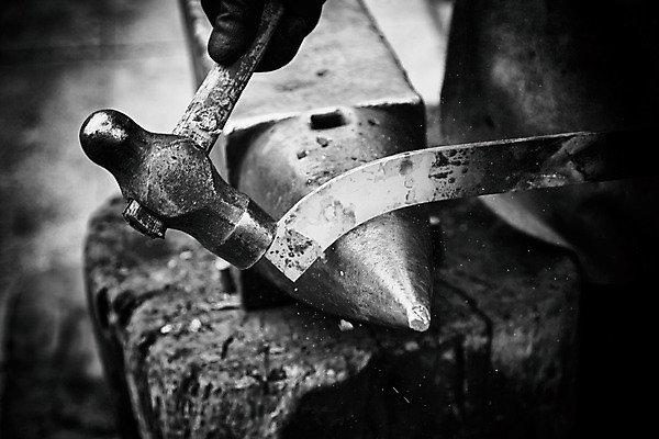 포토 JPG 해외이미지 직업 전통 손 산업 불 불꽃 노동자 기술 사람없음 빨간색 상점 금속 검은색 힘 장비 수확 골동품 공구 업무 뜨거움 작업실 칼 제조 망치 철 무거움 광 대장장이 석탄 솜씨 스트라이크 옛날 조작 철강 해외202004 해외포토 자연요소 컬러 농업 재질 신체부위 도구 작업 무게 파일형식 이미지허브