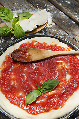 포토 JPG 해외이미지 접시 토마토 피자 실내 사람없음 반죽 밀가루 바질 토마토소스 나무숟가락 나무탁자 모짜렐라치즈 해외202004 해외포토 식기 채소 탁자 치즈 패스트푸드 서양음식 내부 숟가락 소스_음식 가루 파일형식 이미지허브