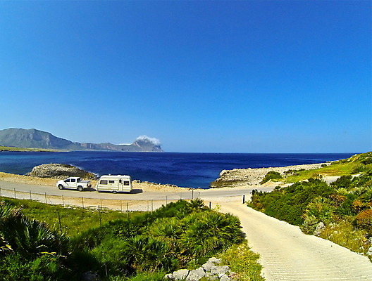 포토 JPG 해외이미지 라이프스타일 유럽 도로 바다 여행 백그라운드 자동차 자연 하늘 휴가 산 파노라마 풍경 사람없음 야외 초록색 물 여름 파란색 운전 시골 만 언덕 짐차 남쪽 내추럴 오프로드 카라반 수평선 해외202004 해외포토 자연요소 계절 나라 길 육상교통 컬러 교통시설 모션 촬영기법 생활 방향 생태계 캠핑카 파일형식 이미지허브