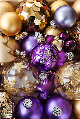 포토 JPG 해외이미지 크리스마스장식 크리스마스 실내 사람없음 하이앵글 보라색 장식볼 금색 오브젝트 오너먼트 해외202004 해외포토 기념일 뷰포인트 컬러 내부 장식 파일형식 이미지허브