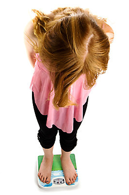 포토 JPG 해외이미지 모양 라이프스타일 여자 어린이 신체 다이어트 건강 한명 몸무게 비만 허리 측정 눈금 적자 해외202004 해외포토 1 사람 생활 신체부위 몸매 파일형식 이미지허브