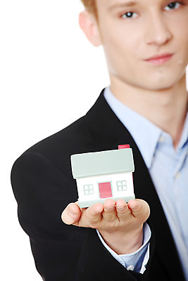 포토 JPG 해외이미지 백인 응시 남자 부동산 실내 한명 들기 상반신 성인 앞모습 비즈니스맨 흰배경 건축모형 부동산중개사 성인남자한명만 해외202004 해외포토 서양인 직업 1 시선 뷰포인트 백그라운드 비즈니스 모션 사람 내부 모형 흰색 직장인 재산 남자한명만 성인남자만 파일형식 이미지허브