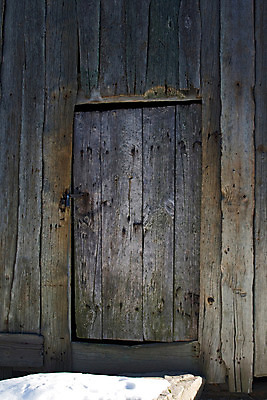 포토 JPG 해외이미지 외관 벽 건축양식 날씨 출입구 주택 사람없음 건물 목재 농장 갈색 문 골동품 시골 못 거친 널 부식 잠금 대문 헛간 외양간 구식 그런지 깨짐 수목 옛날 파멸 해외202004 해외포토 나무 건축물 건축 컬러 컨셉 농업 재료 공구 보안 저장고 파일형식 소멸 이미지허브
