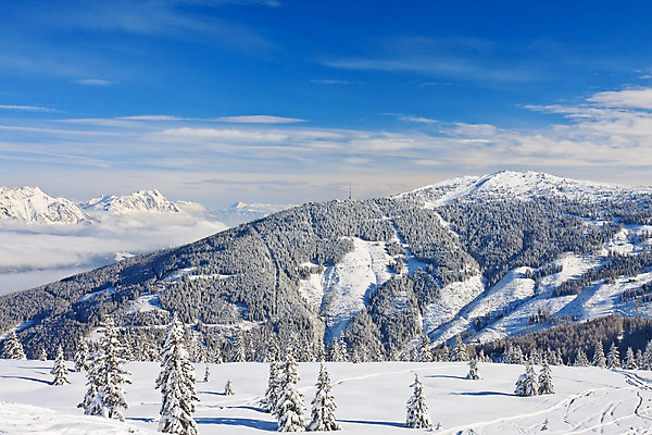 포토 JPG 해외이미지 계절 유럽 밧줄 스포츠 여행 겨울 모션 자연 하늘 휴가 스키 휴식 산 풍경 경사 사람없음 야외 파란색 태양 평화 냉동 추위 스노우보드 오스트리아 정상 언덕 휴양지 알프스 암초 선로 절정 눈내림 해외202004 해외포토 자연요소 나라 줄 컬러 컨셉 겨울스포츠 눈_날씨 장소 보드_스포츠 생태계 파일형식 이미지허브