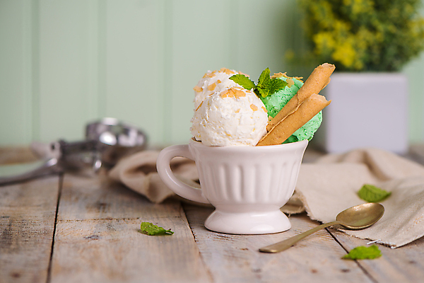 포토 JPG 해외이미지 화분 아이스크림 실내 사람없음 아웃포커스 컵 숟가락 식탁보 달콤 민트 담기 나무탁자 막대과자 해외202004 해외포토 식기 모션 탁자 디저트 촬영기법 수저 내부 과자 맛 허브 파일형식 이미지허브