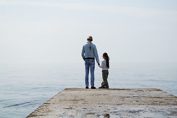 포토 JPG 해외이미지 어린이 바다 2 하늘 서기 사람 소녀 야외 두명 물 항구 수평선 해외202004 해외포토 자연요소 여자 교통시설 모션 파일형식 이미지허브