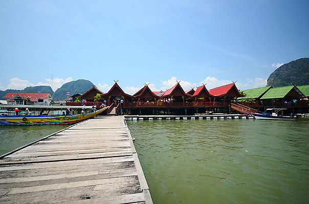 포토 JPG 해외이미지 여행 의자 교통시설 태국 호텔 지붕 휴식 주택 사람없음 야외 건물 목재 물 강 반사 마을 시골 보트 개울 선베드 해외202004 해외포토 자연요소 나무 건축물 아시아 가구 교통 컨셉 배_교통 재료 숙소 시설 파일형식 이미지허브
