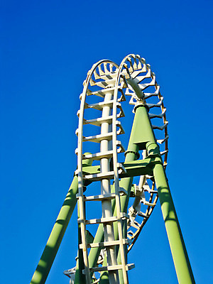 포토 JPG 해외이미지 주간 행복 곡선 하늘 휴식 사람없음 야외 연두색 파란색 맑음 놀이공원 주말 롤러코스터 해외202004 해외포토 자연요소 감정 선 컬러 컨셉 날씨 초록색 테마파크 놀이기구 파일형식 이미지허브