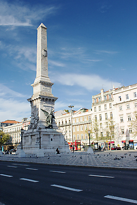 포토 JPG 해외이미지 유럽 길 조각 건축양식 하늘 거리 사람없음 건물 파란색 도시 역사 포르투갈 정사각형 천연기념물 리스본 석회암 옛날 오벨리스크 해외202004 해외포토 도형 건축물 건축 나라 컬러 암석 파일형식 이미지허브