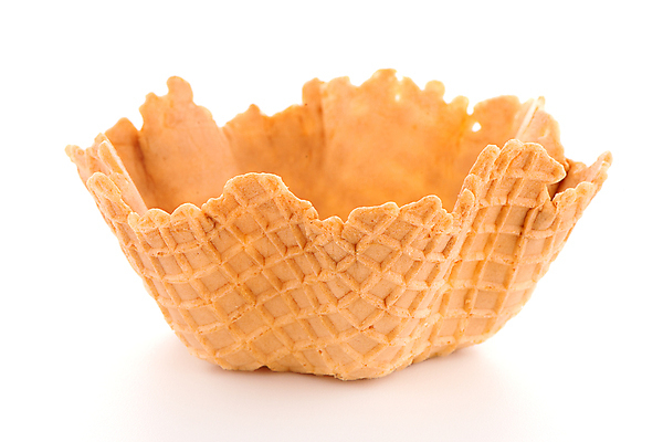 포토 JPG 해외이미지 그릇 디저트 실내 사람없음 흰배경 아이스크림콘 와플 바삭바삭 해외202004 해외포토 식기 음식 백그라운드 컨셉 내부 흰색 콘 파일형식 이미지허브