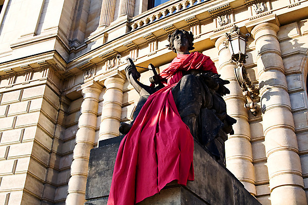 포토 JPG 해외이미지 건축양식 사람없음 건물 빨간색 조각상 노란색 등불 기둥 도시 극장 받침대 체코 프라하 오페라 해외202004 해외포토 건축물 건축 유럽 컬러 조명 조형물 파일형식 이미지허브