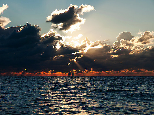 포토 JPG 해외이미지 구름 실루엣 호수 스포츠 파도 바다 백그라운드 요트 오렌지 자연 하늘 표면 아침 바람 항해 풍경 사람없음 야외 가로 물 파란색 태양 반사 노란색 평화 항구 황혼 일몰 봄 만 보트 황금 야간 저녁 크루즈 돛 스카이라인 수평선 해외202004 해외포토 주간 자연요소 계절 컬러 컨셉 배_교통 과일 교통시설 날씨 촬영기법 노을 생태계 파일형식 이미지허브