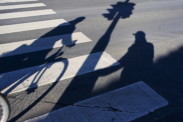 포토 JPG 해외이미지 라이프스타일 남자 컨셉 겨울 거리 덴마크 그림자 사람없음 야외 가로 빛 맑음 도시 기다림 보행자 위험 은퇴 사이클링 건너기 해외202004 해외포토 계절 모션 날씨 북유럽 사람 생활 육상스포츠 파일형식 이미지허브