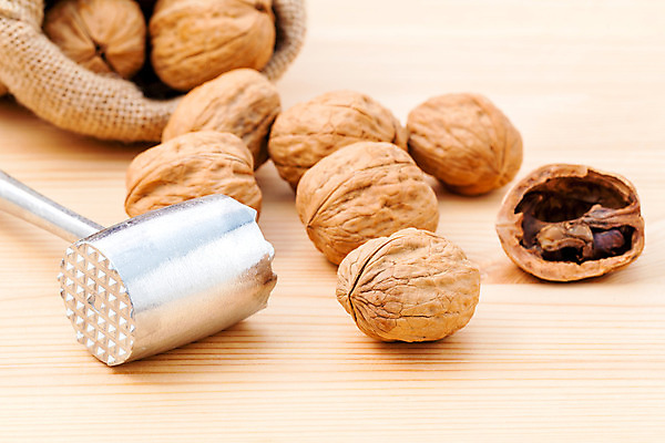 포토 JPG 해외이미지 실내 사람없음 견과류 호두 나무탁자 호두망치 해외202004 해외포토 탁자 주방용품 내부 파일형식 이미지허브