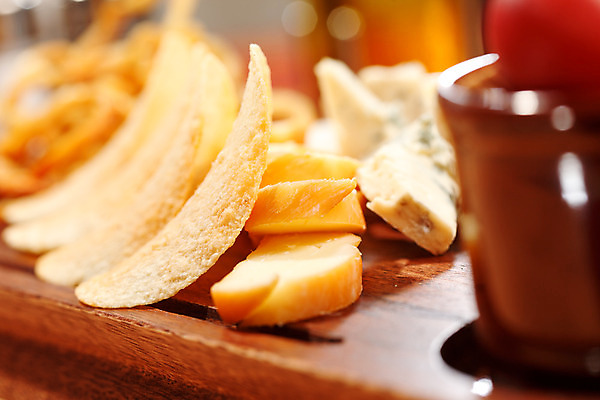 포토 JPG 해외이미지 식기 잡화 음식 조각 과일 재료 포도 염소 치즈 요리 사람없음 목재 파란색 식사 흰색 바 그룹 고급 자르기 먹기 스위스 모음 훈제 식품점 해외202004 해외포토 나무 유럽 컬러 컨셉 포유류 모션 유제품 한글 상점 파일형식 이미지허브