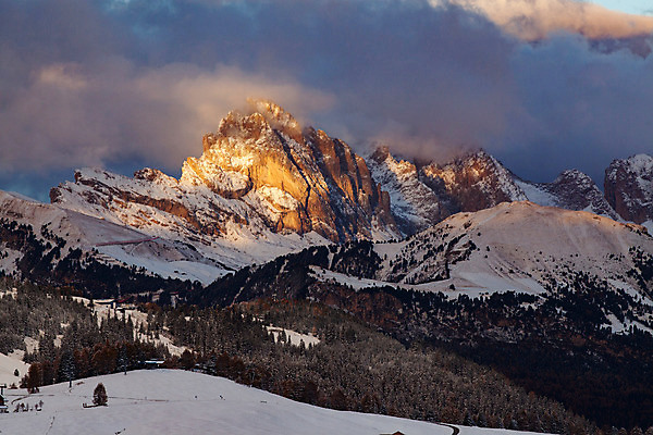 포토 JPG 해외이미지 나무 계절 공원 유럽 여행 백그라운드 겨울 자연 하늘 휴가 산 파노라마 국립공원 풍경 사람없음 야외 파란색 여행객 마을 계곡 놀람 이탈리아 하이킹 추위 가을 보트 숲 휴양지 알프스 완벽 절정 눈내림 해외202004 해외포토 식물 공공시설 감정 나라 컬러 컨셉 배_교통 레저 눈_날씨 촬영기법 표정 사람 장소 생태계 파일형식 이미지허브