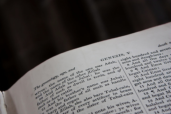 포토 JPG 해외이미지 기독교 종교 종이 컨셉 텍스트 사람없음 책 갈색 교회 성경 골동품 덮개 오픈 예수 가죽 읽기 페이지 옛날 해외202004 해외포토 컬러 종교용품 모션 뚜껑 신_종교 파일형식 이미지허브