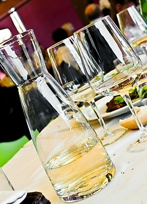 포토 JPG 해외이미지 라이프스타일 행복 음료 음식 탁자 기념 실내 건강 요리 사람 성인 사람없음 파티 식당 와인 식사 저녁식사 카페 방 흰색 축하 업무 바 맛 먹기 메뉴 설정 점심식사 양조장 해외202004 해외포토 감정 컬러 가구 컨셉 모션 주류 이벤트 내부 생활 상점 작업 파일형식 이미지허브