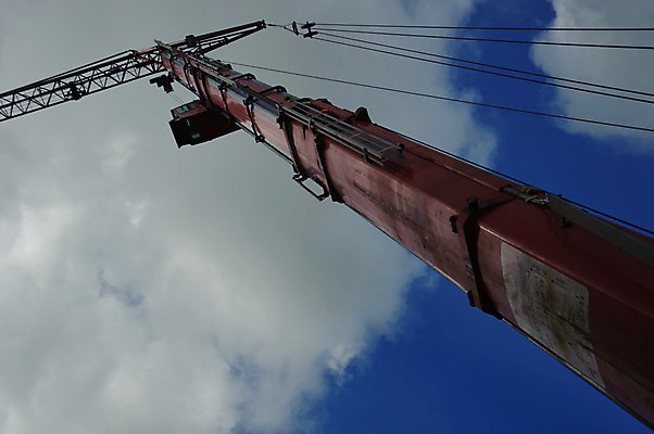 포토 JPG 해외이미지 구름 산업 날씨 사람없음 빨간색 파란색 금속 회색 큼 기중기 리프트 폭풍 철강 해외202004 해외포토 자연요소 컬러 재질 중장비 크기 파일형식 이미지허브