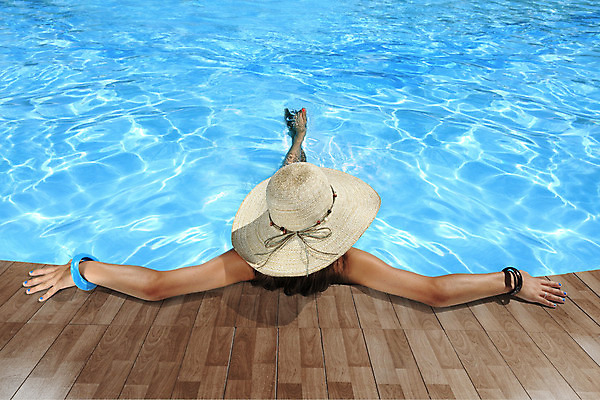 포토 JPG 해외이미지 모자 여자 수영복 휴가 휴식 수영장 그림자 한명 사람 성인 뒷모습 여름 파란색 비키니 기댐 성인여자한명만 해외202004 해외포토 1 잡화 옷 계절 뷰포인트 컬러 컨셉 모션 여자한명만 성인여자만 파일형식 이미지허브