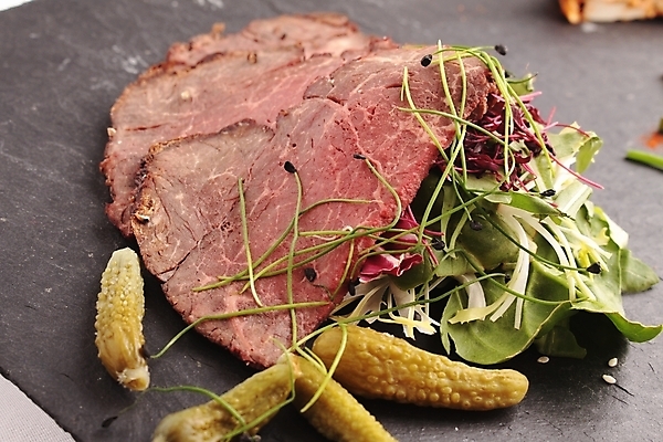 포토 JPG 해외이미지 접시 육류 사람없음 여름 샐러드 소고기 굽기 피클 슬라이스 뷔페 해외202004 해외포토 식기 계절 음식 식재료 구이 절임 파일형식 이미지허브