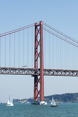 포토 JPG 해외이미지 유럽 도로 여행 건축양식 교통시설 하늘 항해 풍경 사람없음 빨간색 물 파란색 강 도시풍경 금속 수상스포츠 도시 보트 포르투갈 리스본 철강 해외202004 해외포토 자연요소 건축 나라 길 스포츠 컬러 교통 배_교통 재질 시설 파일형식 이미지허브