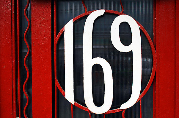 포토 JPG 해외이미지 접시 벽 건축양식 주택 사람없음 파란색 숫자 문 금속 회색 흰색 도시 행운 편지 우체부 크림 오브젝트 부식 대문 타운 주소 타입 공동주택 엘리먼트 옛날 철강 스타일 해외202004 해외포토 직업 문자 식기 건축 컬러 컨셉 재질 건물 파일형식 이미지허브