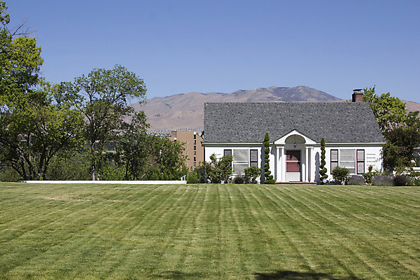 포토 JPG 해외이미지 나무 벽 하늘 부동산 주택 풍경 잔디 사람없음 건물 봄 돌산 조경 커뮤니티 해외202004 해외포토 식물 건축물 계절 산 재산 파일형식 이미지허브