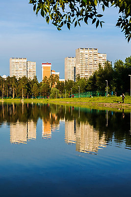포토 JPG 해외이미지 나무 1 공원 호수 건축양식 학교 자연 하늘 주택 풍경 사람없음 건물 물 여름 빛 강 반사 맑음 일몰 연못 도시 소나무 잠 저녁 숲 친환경 러시아 지역 모스크바 생태학 해외202004 해외포토 자연요소 식물 건축물 계절 공공시설 교육 건축 유럽 날씨 노을 환경 야간 생태계 파일형식 이미지허브