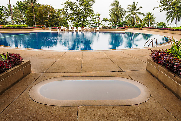 포토 JPG 해외이미지 자연 호텔 휴가 휴식 수영장 풍경 사람없음 야외 초록색 물 여름 파란색 태양 정원 맑음 수영 스파 젖음 고급 휴양지 해외202004 해외포토 자연요소 계절 컬러 컨셉 숙소 날씨 장소 수상스포츠 생태계 파일형식 이미지허브