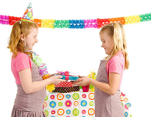 포토 JPG 해외이미지 백인 여자 행복 선물 미소 소녀 두명 장식 컬러풀 파티 기쁨 축하 생일 주기 해외202004 해외포토 서양인 기념일 감정 어린이 컬러 컨셉 모션 표정 사람 이벤트 파일형식 이미지허브