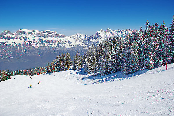 포토 JPG 해외이미지 계절 유럽 스포츠 여행 겨울 자연 하늘 휴가 스키 휴식 산 파노라마 풍경 경사 사람없음 야외 파란색 평화 냉동 얼음 침묵 추위 흰색 스노우보드 가루 고도 스위스 휴양지 알프스 선로 절정 눈내림 해외202004 해외포토 자연요소 나라 컬러 컨셉 겨울스포츠 눈_날씨 촬영기법 소리 장소 보드_스포츠 생태계 파일형식 이미지허브