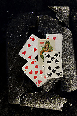 포토 JPG 해외이미지 디자인 종이 백그라운드 컨셉 돈 겨울 놀이 사람없음 빨간색 얼음 검은색 게임 흰색 마음 우승 신용카드 행운 재산 위험 카지노 기회 포커 공상 승자 해외202004 해외포토 자연요소 계절 컬러 금융 최고 트럼프 도박 파일형식 이미지허브