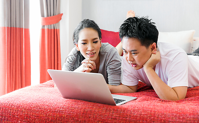 포토 JPG 해외이미지 백인 커플 응시 여자 남자 휴식 실내 웃음 사람 상반신 성인 두명 앞모습 옆모습 노트북 턱괴기 침대 성인만 해외202004 해외포토 서양인 시선 뷰포인트 가구 컨셉 관계 모션 표정 내부 전자제품 파일형식 이미지허브