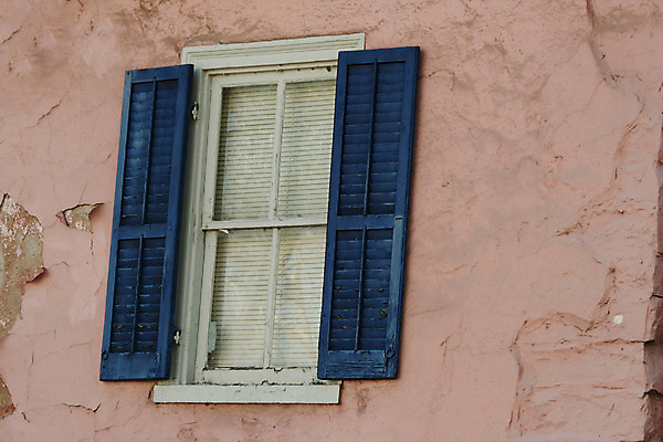 포토 JPG 해외이미지 외관 벽 분홍색 건축양식 창문 유리 사람없음 목재 파란색 셔터 해외202004 해외포토 나무 건축 컬러 재료 재질 파일형식 이미지허브