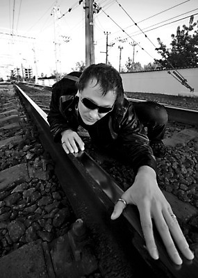 포토 JPG 해외이미지 흑백 한명 선글라스 기차 CD 도시 혼합 믹서 비닐 성인남자만 해외202004 해외포토 1 안경 육상교통 재질 대중교통 촬영기법 사람 남자만 성인만 파일형식 이미지허브