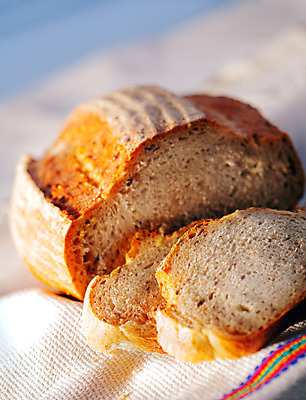 포토 JPG 해외이미지 스튜디오촬영 라이프스타일 음식 빵 조각 백그라운드 부분 건강 그림자 사람없음 세로 갈색 빵집 흰색 굽기 먹기 배고픔 슬라이스 길이 덩어리 탄수화물 해외202004 해외포토 컬러 모션 실내 생활 상점 구이 파일형식 이미지허브