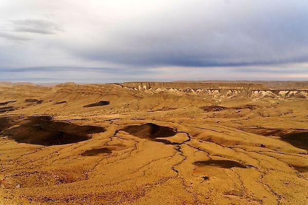 포토 JPG 해외이미지 구름 여행 하늘 건조 풍경 사람없음 여행객 하이킹 사막 바위 저녁 이스라엘 해외202004 해외포토 자연요소 레저 사람 돌_바위 야간 서아시아 파일형식 이미지허브