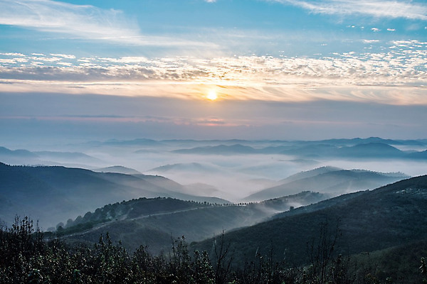 포토 JPG 해외이미지 구름 여행 백그라운드 겨울 자연 하늘 아침 날씨 산 풍경 사람없음 야외 태양 평화 일출 환경 추위 안개 흰색 매끈함 신비 무서움 포르투갈 언덕 장면 천국 내추럴 웅장함 수평선 해외202004 해외포토 주간 자연요소 계절 감정 유럽 컬러 컨셉 노을 감각 생태계 파일형식 이미지허브