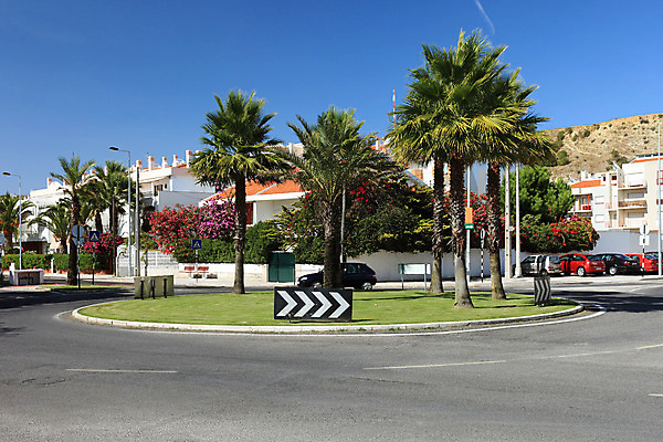 포토 JPG 해외이미지 모양 나무 식물 유럽 도로 길 교통시설 자동차 하늘 화살 거리 주택 손바닥 경고 안전 사람없음 파란색 운전 흰색 도시 원형 포르투갈 방향 교차로 사인 순환 도로표지판 규칙 길가 루트 리스본 방법 사방 해외202004 해외포토 도형 손 나라 육상교통 컬러 교통 모션 건물 표지판 시설 파일형식 이미지허브