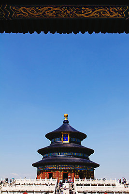 포토 JPG 해외이미지 건축물 전통문화 여행 패턴 비즈니스 건축양식 하늘 지붕 사람없음 빨간색 파란색 중국 용 원형 황금 과거 베이징 철책 해외202004 해외포토 도형 전통 건축 아시아 문화 컬러 컨셉 무늬 파일형식 이미지허브