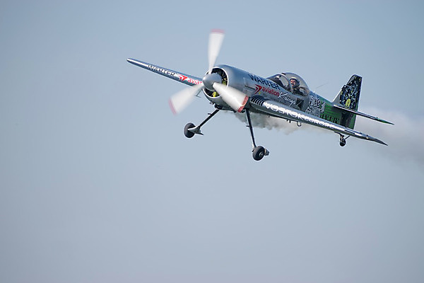 포토 JPG 해외이미지 유럽 호수 스포츠 날개 하늘 비행기 이벤트 사람없음 파란색 힘 공연 묘기 파일럿 항공 속도 군용 프로펠러 쇼 제트기 루마니아 에어쇼 곡예비행 대패 부쿠레슈티 해외202004 해외포토 직업 나라 컬러 항공교통 대중교통 군대 비행 파일형식 이미지허브